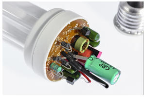 elektronika steruj�ca w �wietl�wce, wn�trze �wietl�wki, co jest w �rodku �wietl�wki, �ar�wka energooszcz�dna, �ar�wka kompaktowa, kondensator, dioda prostownicza, transformator, prostownik